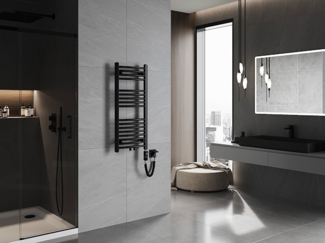 Aquecedor elétrico escuro numa decoração de casa de banho