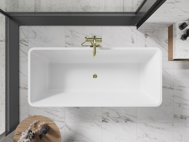 Azulejos brancos em decoração de casa de banho