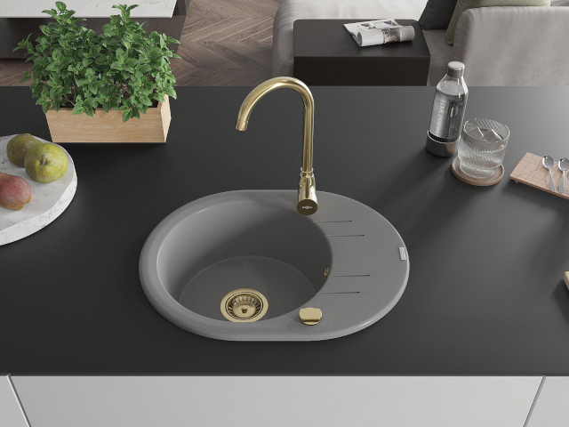 Lava-louças com torneira e sifão dourados