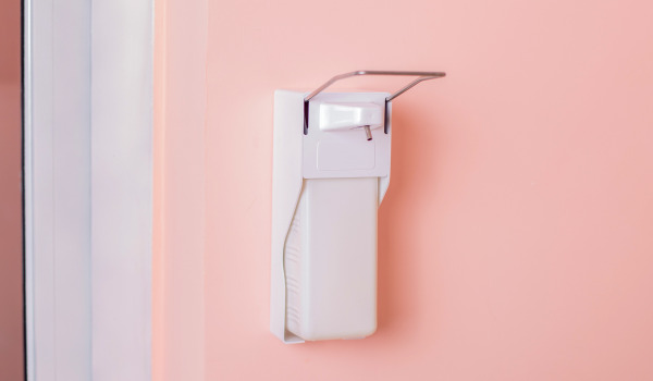 Como pendurar um dispensador de sabonete líquido?