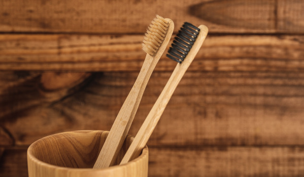 Casa de banho elegante - acessórios elegantes para escovar os dentes
