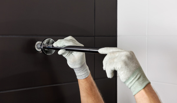 Como instalar suportes e prateleiras para toalhas?