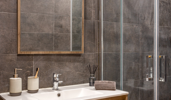 A que altura pendurar os cestos de duche?