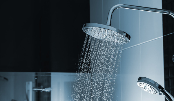 Chuveiro no sistema de banheira sobreposto - vale a pena?