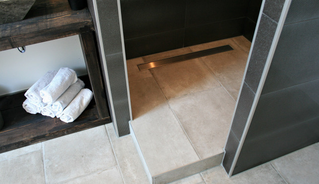 Vantagens e desvantagens de um duche sem base - ou seja, dreno linear