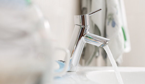 Quente-frio, ou seja, torneiras de lavatório com termóstato