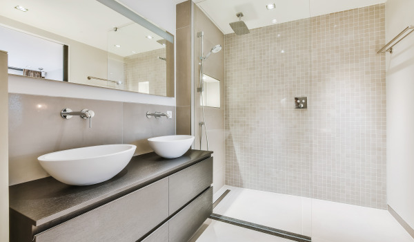 Misturadora embutida ou de superfície — casa de banho em versão moderna