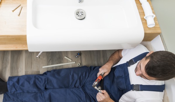 A que altura instalar o escoamento para o lavatório segundo a norma de esgotos?