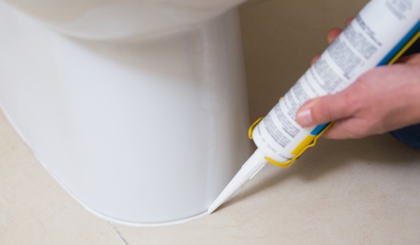 Quanto tempo demora o silicone sanitário a secar na casa de banho?