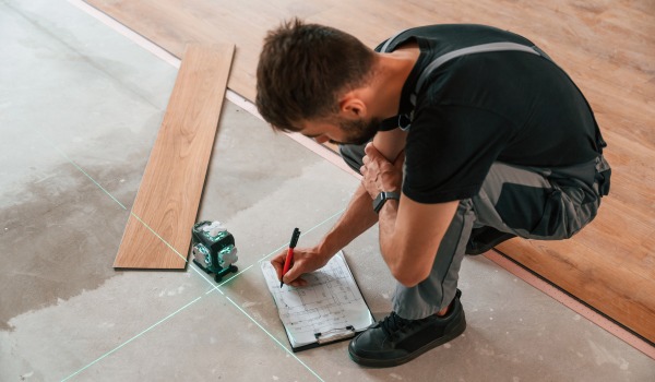 Como preparar o chão para painéis?