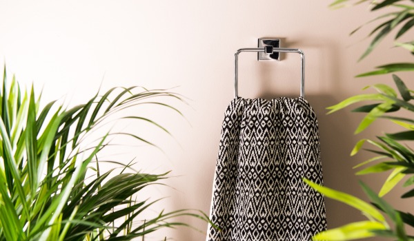 Qual a forma de montagem dos acessórios de casa de banho a escolher — suporte para toalhas sem perfuração e com perfuração