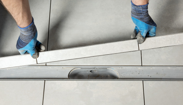 Como colar azulejos na calha de escoamento linear?