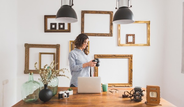 Paredes na moda na sala de estar — ideias para acabamento e decoração