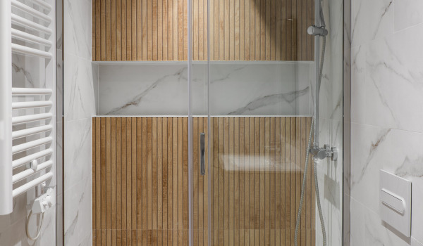 Sistema de duche embutido em casa de banho pequena