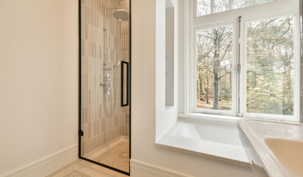 Como poupar água no duche - soluções de produtos que vale a pena aplicar