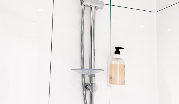 Colunas de duche elegantes na casa de banho