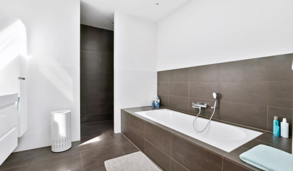 Banheira retangular numa casa de banho pequena