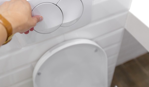 A água flui da descarga embutida - é hora de repará-la