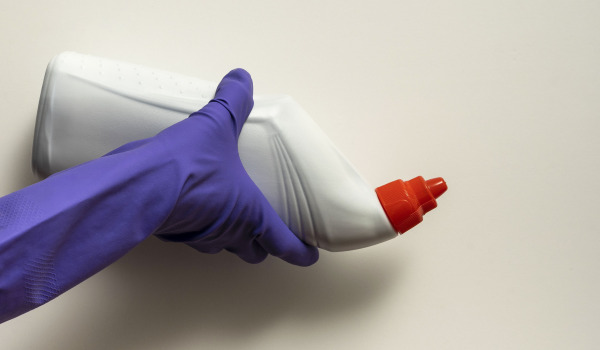 Como limpar um ralo de parede linear?