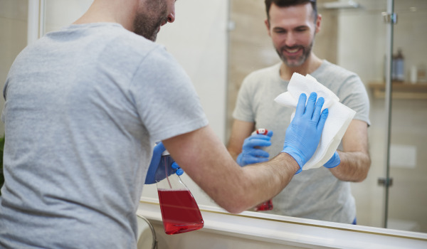 Com o que limpar uma prateleira de vidro na casa de banho?