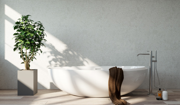 Banheira com resguardo na casa de banho pequena