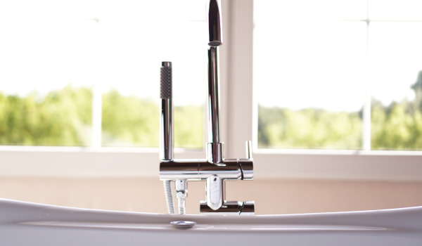 Casas de banho modernas com misturadoras de banheira e duche