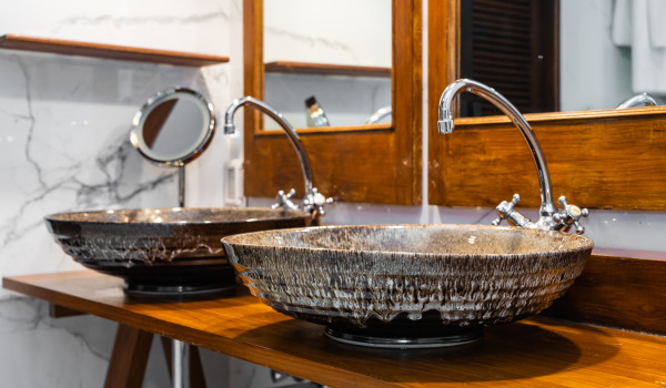 Como cuidar de uma lavatório embutida?