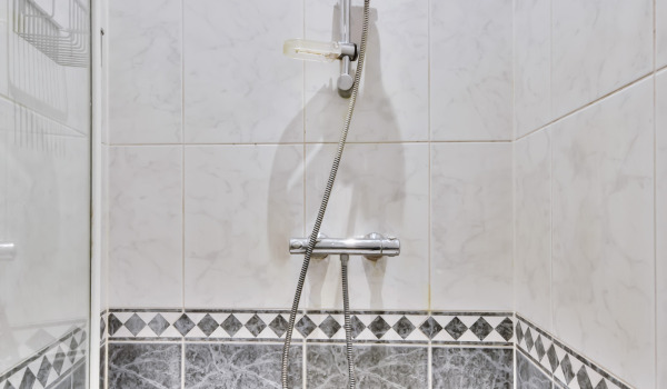 Como ajustar um resguardo de chuveiro retangular?