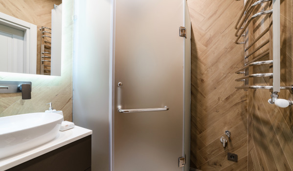 Base de duche quadrada em casa de banho pequena