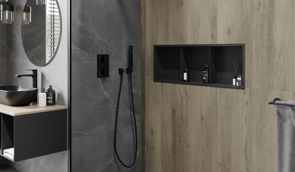 Casa de banho industrial com prateleira embutida no chuveiro