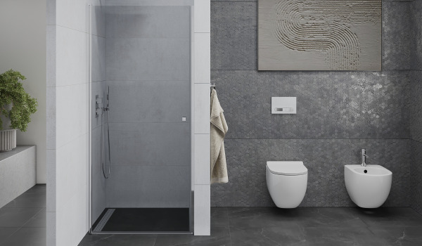 Casa de banho espaçosa com portas de duche