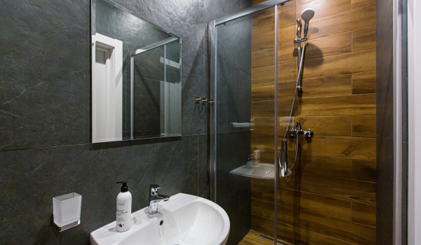 Como selar a porta da cabine de duche?