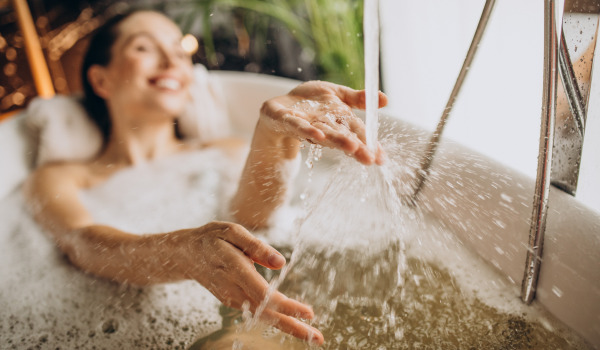 Pequena casa de banho com banheira – como projetá-la?