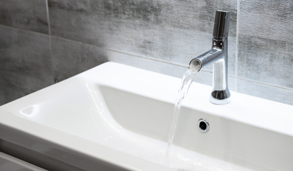 Com limpar as torneiras de casa de banho?