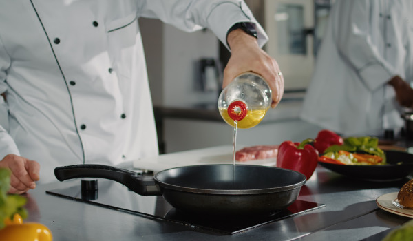 Onde descarregar o óleo da frigideira - pode ser no lava-loiça?