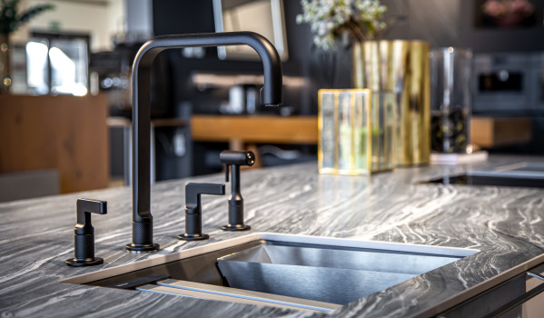 Torneira preta na cozinha. Será uma boa ideia?