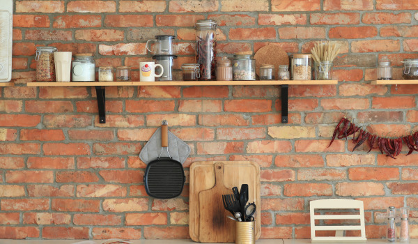 Cozinha sem armários superiores – uma disposição funcional