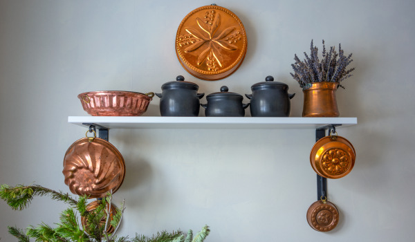 Com que decoração de parede vazia na cozinha melhorarás o seu aspeto?