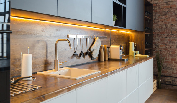 O que entre os armários na cozinha - renove-a connosco de forma económica e rápida!