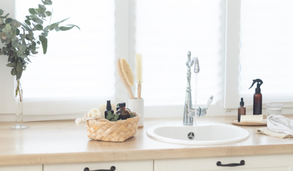 Lavatório sob a janela da cozinha - sim ou não?