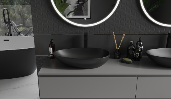 Lavatórios de aglomerado na casa de banho cinza-preta