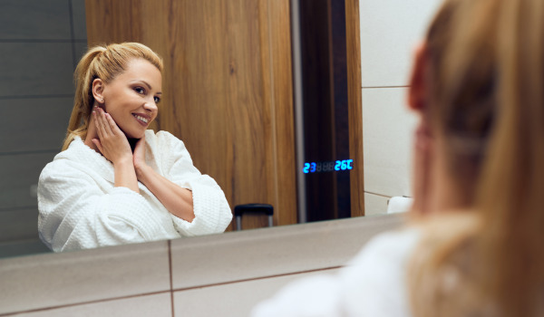 Como acabar um espelho colado?