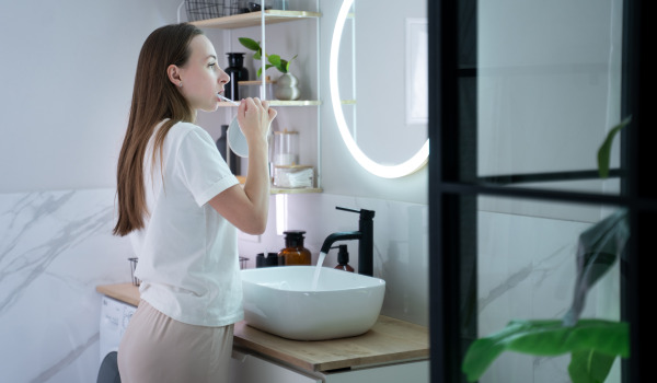 Como decorar um espelho sem moldura?