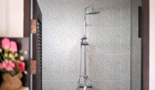 Como descalcificar um chuveiro de teto?