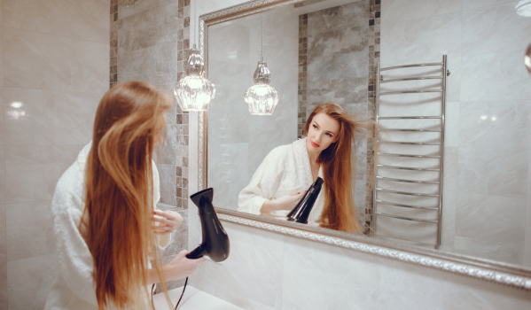 A que altura o espelho acima do lavatório funciona melhor?