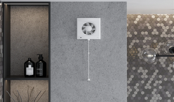 Pode um ventilador de casa de banho ser colocado acima do chuveiro?