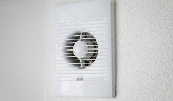 Que ventilação é necessária nas casas de banho para garantir o fluxo de ar adequado?