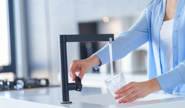 Qual filtro de água potável escolher debaixo da pia? Como funciona?