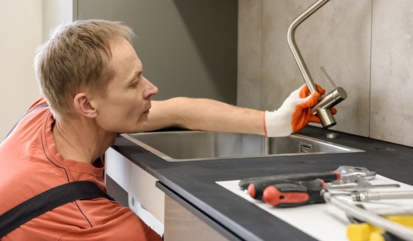 Como desentupir o lava-loiça da cozinha? Métodos caseiros para o desobstruir