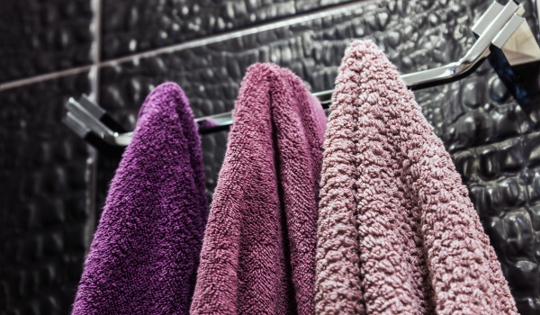 Como pendurar ganchos em fixadores?